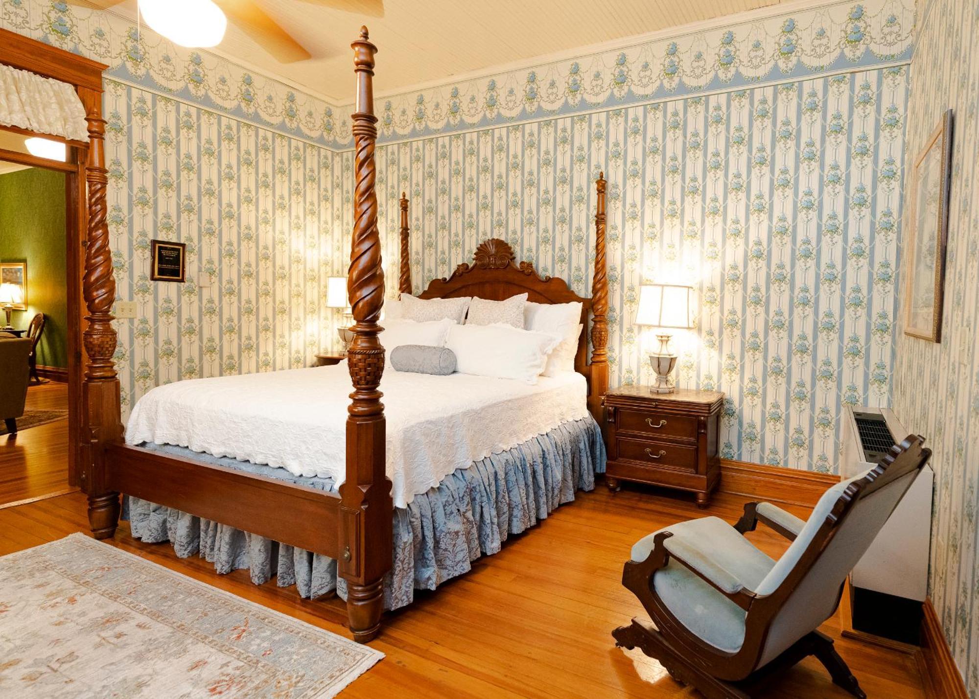 Captain Henderson House Hotel Arkadelphia Room photo