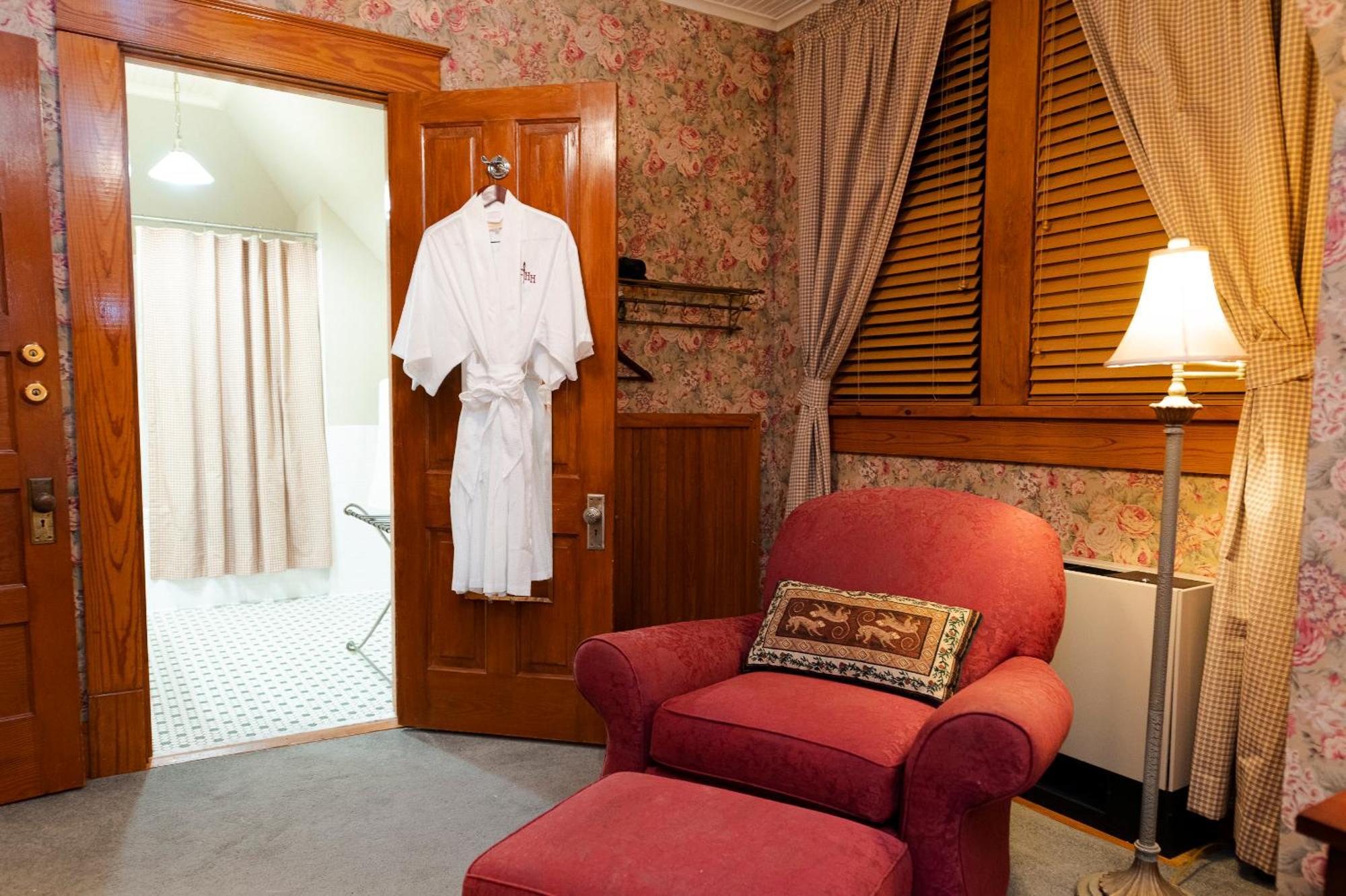 Captain Henderson House Hotel Arkadelphia Room photo