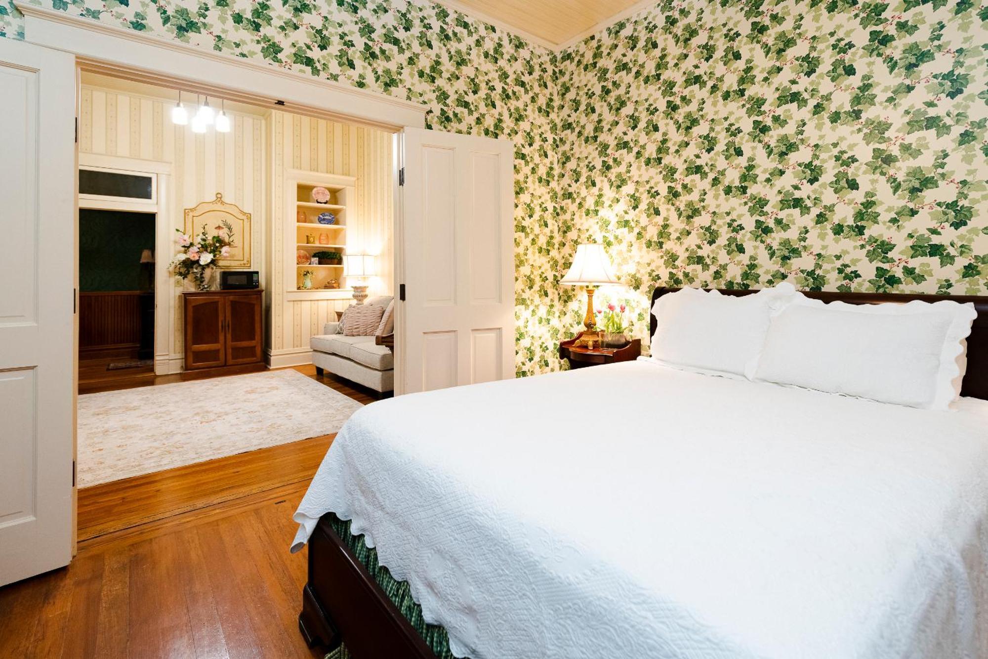 Captain Henderson House Hotel Arkadelphia Room photo