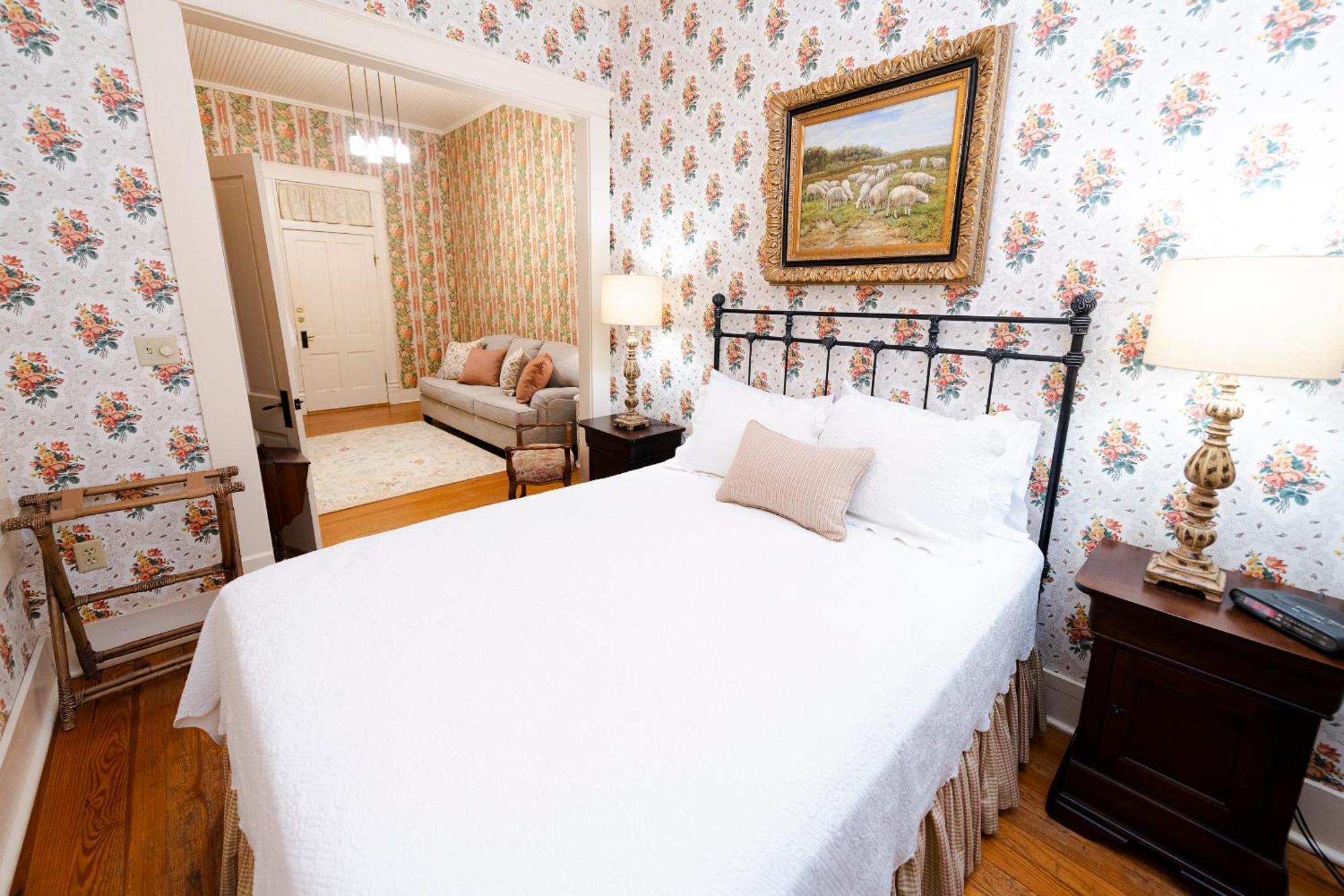 Captain Henderson House Hotel Arkadelphia Room photo
